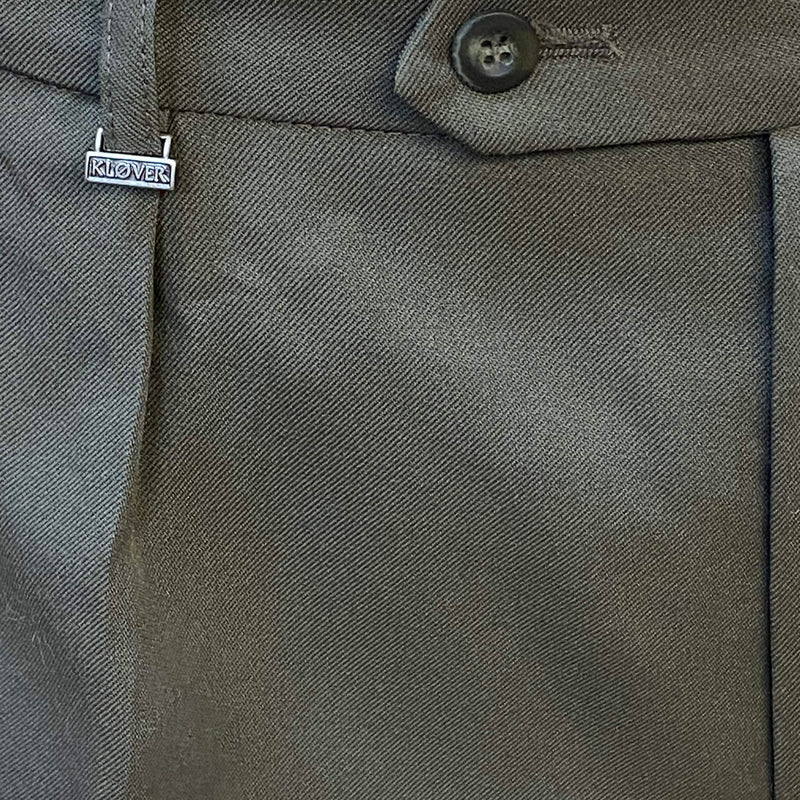 Olivgraue Knickerbockerhose eines 20er Jahre Herren Outfits mit klassischem Bundverschluss
