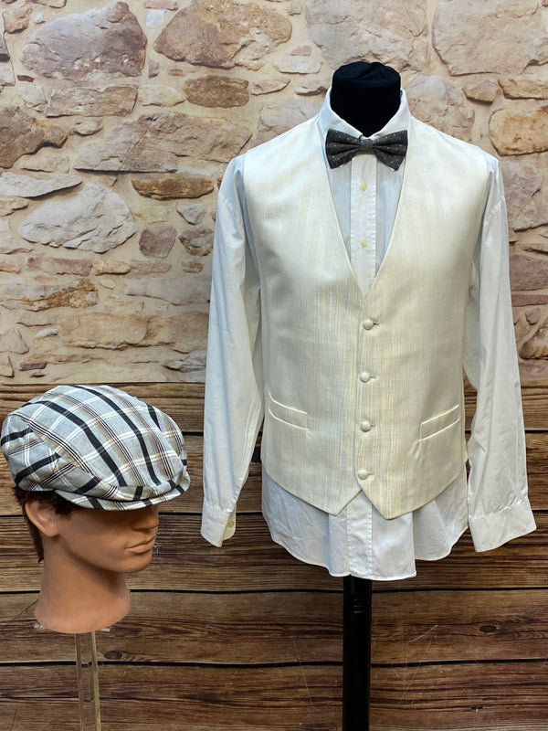 20er Jahre Herren Outfit Gr. 56 mit cremefarbener Masterhand Weste, weißem Hemd, Bugatti Fliege und karierter Schiebermütze
