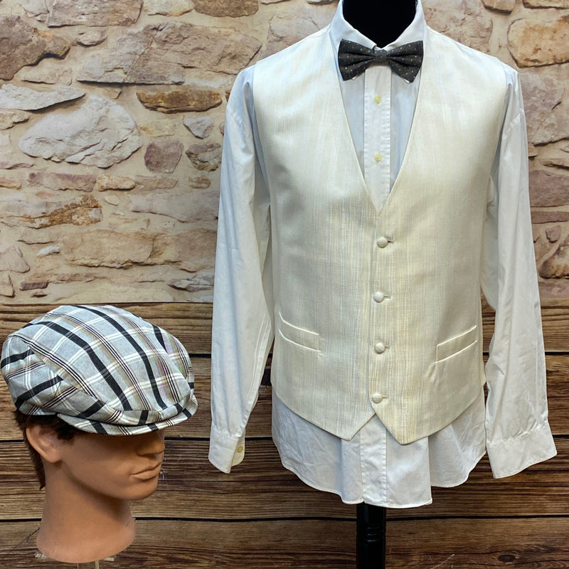 20er Jahre Herren Outfit Gr. 56 mit cremefarbener Masterhand Weste, weißem Hemd, Bugatti Fliege und karierter Schiebermütze
