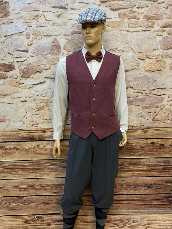 20er Jahre Herren Outfit Gr. 58 mit bordeauxroter Weste, grauer Knickerbocker, Hemd, Fliege und Schiebermütze