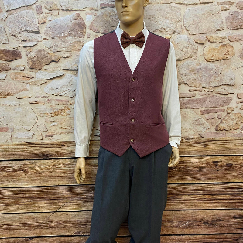20er Jahre Herren Outfit Gr. 58 mit bordeauxroter Weste, grauer Knickerbocker, Hemd, Fliege und Schiebermütze