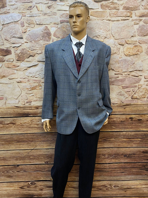 20er Jahre Herren Outfit Gr. 62 mit kariertem Sakko, bordeauxfarbener Weste und echter Vintage Stresemannhose