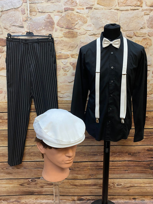20er Jahre Herren Outfit Gr. 90 mit schwarzer Nadelstreifenhose schwarzem Hemd weißen Hosenträgern Fliege und Schiebermütze