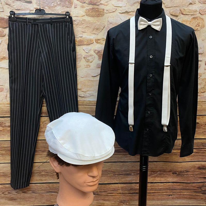 20er Jahre Herren Outfit Gr. 90 mit schwarzer Nadelstreifenhose schwarzem Hemd weißen Hosenträgern Fliege und Schiebermütze