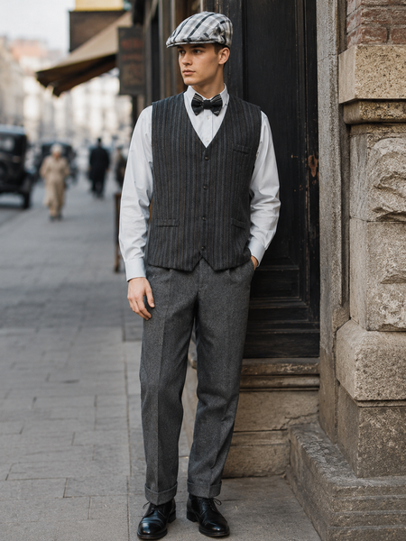 „Vintage Herren Outfit im 20er Jahre Stil mit Weste, Fliege und Schiebermütze“