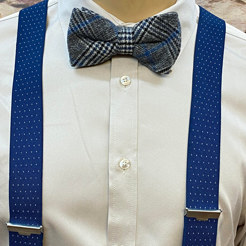 Blaues 20er Jahre Herren Outfit mit Hosenträgern, Hemd, Fliege und Knickerbockerhose Gr. 56