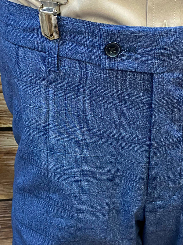 Detail der blauen Knickerbockerhose mit dezentem Karomuster und Hosenträgern im 20er Jahre Stil