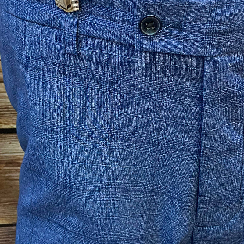 Detail der blauen Knickerbockerhose mit dezentem Karomuster und Hosenträgern im 20er Jahre Stil
