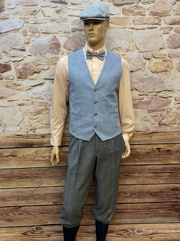 20er Jahre Herren Outfit mit hellblauer Weste, karierter Knickerbocker, Hemd, Fliege und Schiebermütze in Größe 50