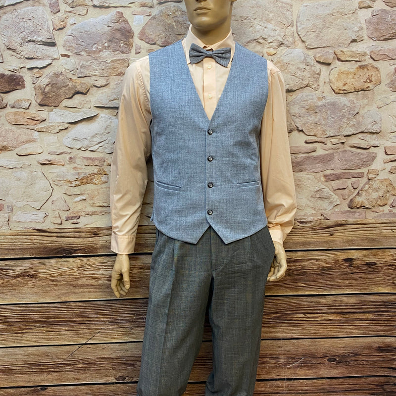 20er Jahre Herren Outfit mit hellblauer Weste, karierter Knickerbocker, Hemd, Fliege und Schiebermütze in Größe 50