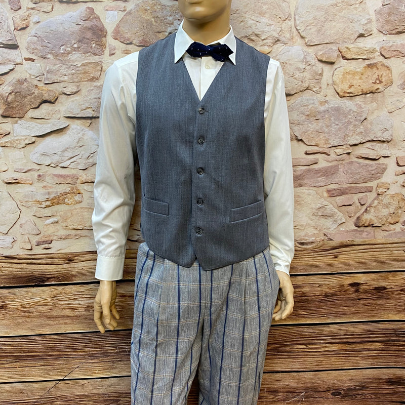 „20er Jahre Herren Outfit Größe 48 mit grauer Weste, Schurwoll-Knickerbocker, weißem Hemd, blauer Fliege und Schiebermütze