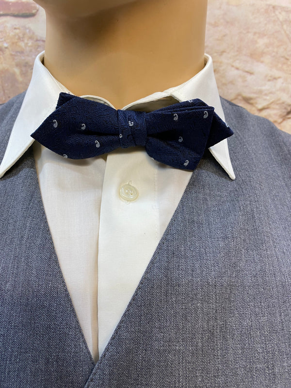 „Detail: weiße Hemdbrust mit dunkelblauer Fliege zum 20er Jahre Outfit