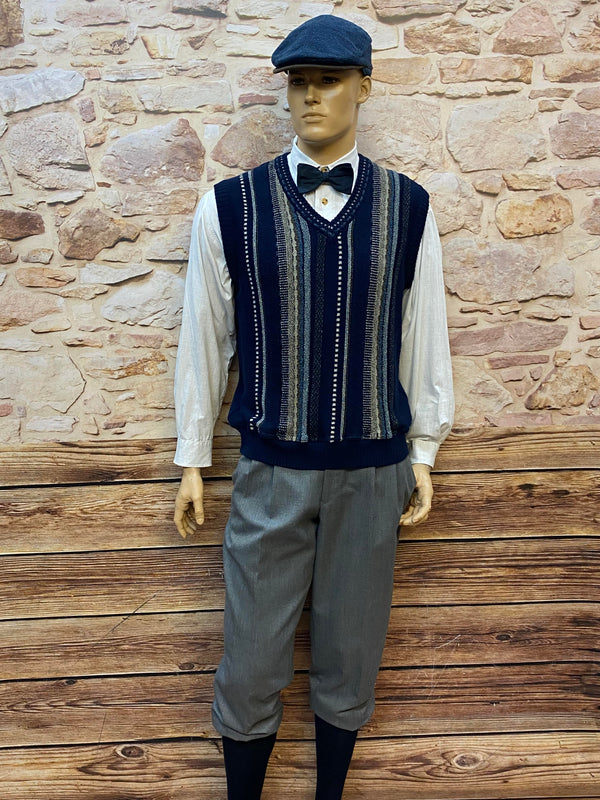 Vintage Herren-Outfit im 20er Jahre Stil mit grauer Knickerbocker Hose, Hemd, Pullunder, Fliege und Schiebermütze