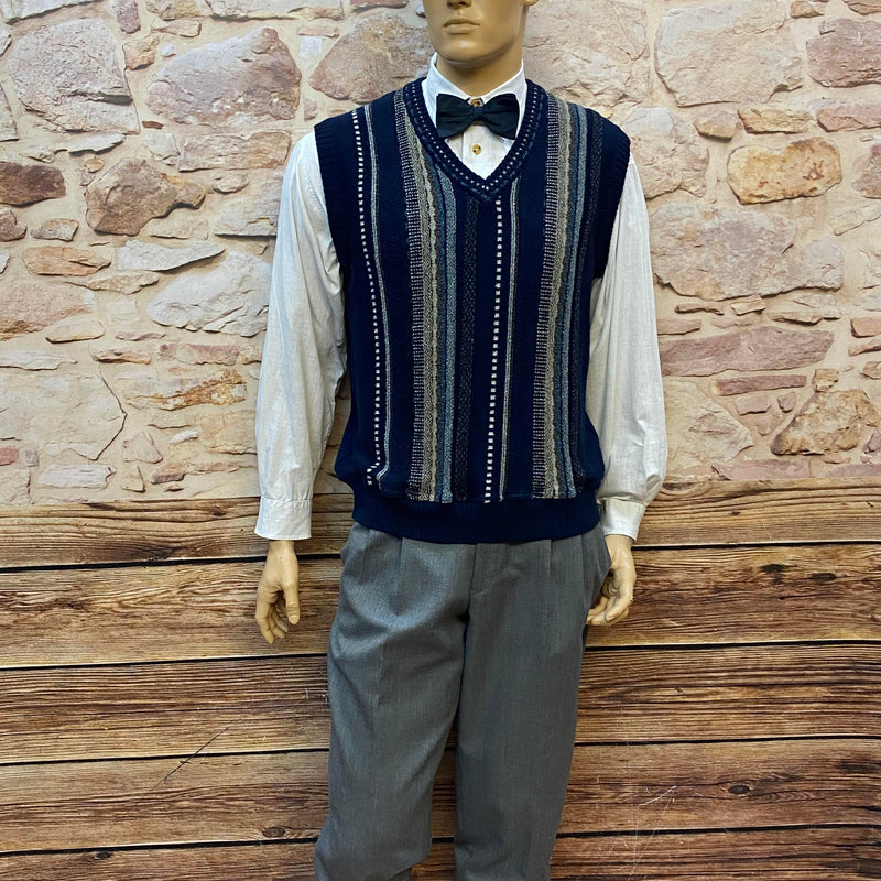 Vintage Herren-Outfit im 20er Jahre Stil mit grauer Knickerbocker Hose, Hemd, Pullunder, Fliege und Schiebermütze