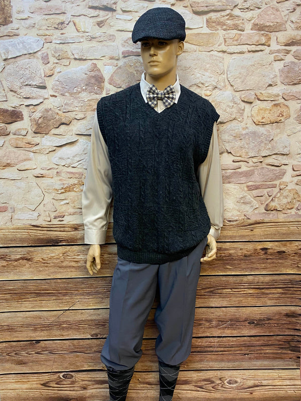 20er Jahre Herren Outfit mit grauer Knickerbocker Hose, dunklem Pullunder und Schiebermütze