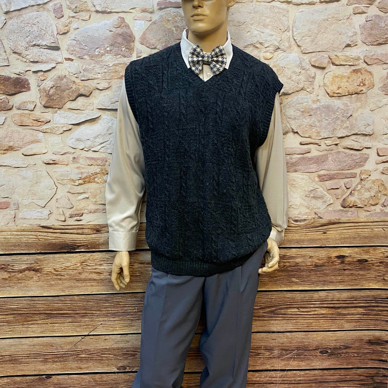 20er Jahre Herren Outfit mit grauer Knickerbocker Hose, dunklem Pullunder und Schiebermütze