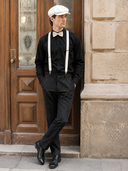 KI-generiertes 20er Jahre Herren Outfit mit schwarzem Hemd, Nadelstreifenhose, weißen Hosenträgern, Fliege und Schiebermütze.