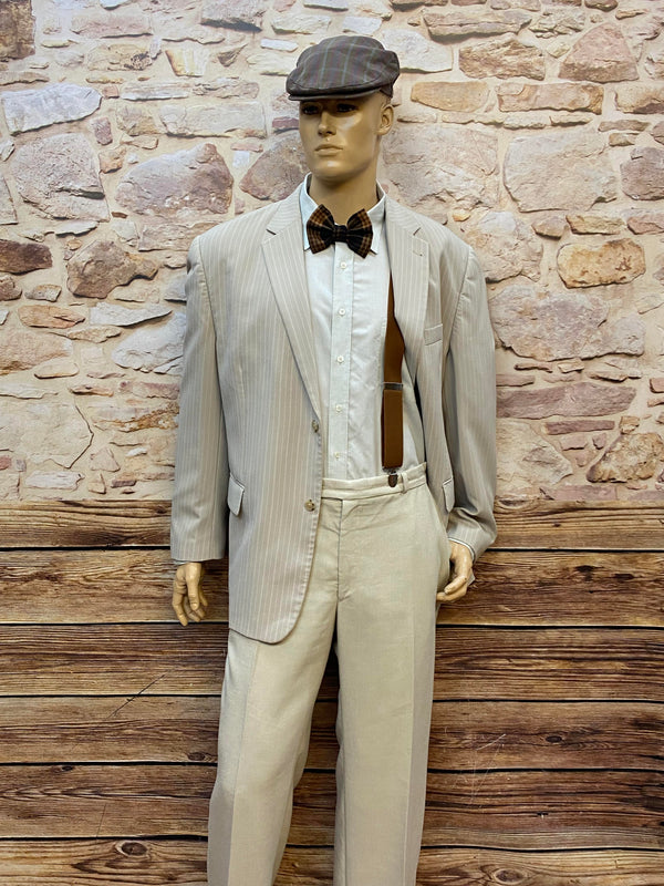 Vintage Herren Outfit im 20er Jahre Stil in Größe 60 mit hellem Sakko, heller Hose, Hemd, braunen Hosenträgern, karierter Fliege und Schiebermütze auf Schneiderfigur