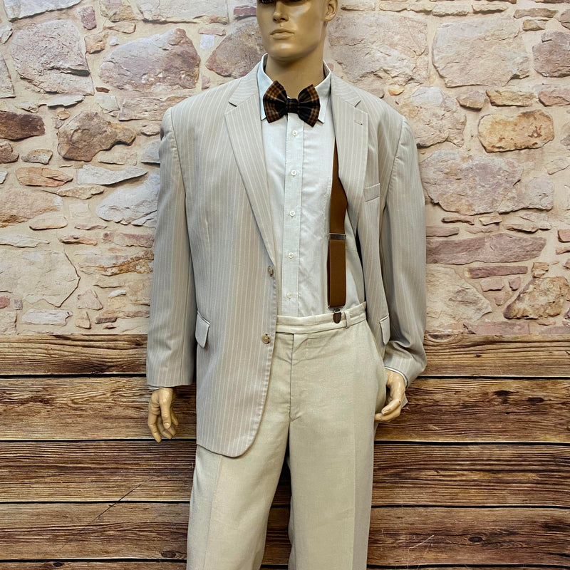 Vintage Herren Outfit im 20er Jahre Stil in Größe 60 mit hellem Sakko, heller Hose, Hemd, braunen Hosenträgern, karierter Fliege und Schiebermütze auf Schneiderfigur