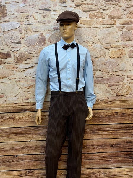Vintage Herren Outfit im 20er Jahre Stil mit brauner Nadelstreifenhose, hellblauem Hemd, Hosenträgern, Fliege und brauner Schiebermütze