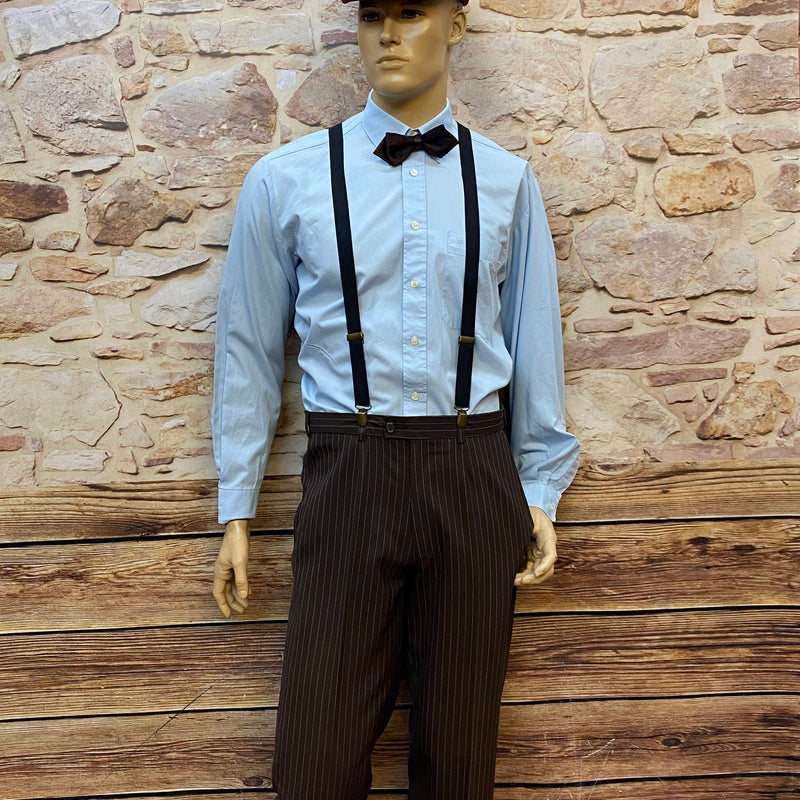 Vintage Herren Outfit im 20er Jahre Stil mit brauner Nadelstreifenhose, hellblauem Hemd, Hosenträgern, Fliege und brauner Schiebermütze