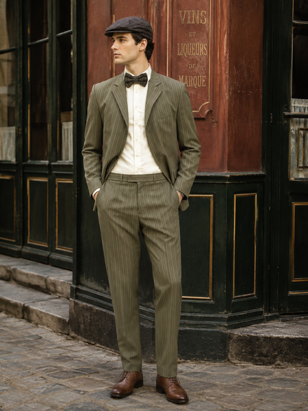 KI-generiert – 20er Jahre Herren Outfit mit grünem Nadelstreifenanzug, Schiebermütze, Fliege und hellem Hemd im Vintage-Stil.
