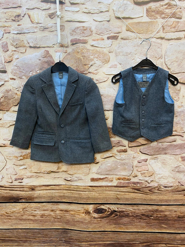 „20er Jahre Jungen Set mit grauer Fischgrät Jacke und passender Weste in Größe 104 im Peaky Blinders Stil“