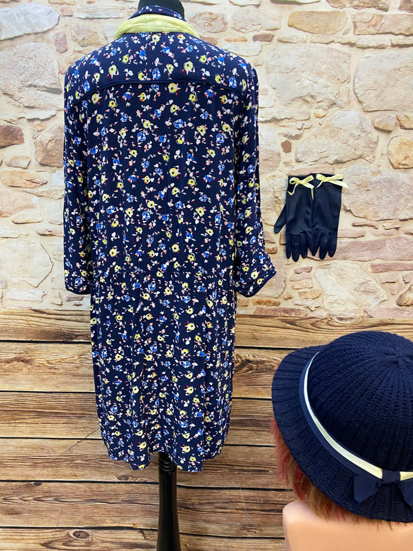 Dunkelblaues Vintage Tageskleid im 20er Jahre Stil mit Hut, Handschuhen und hellem Spitzenschal, Ansicht 2