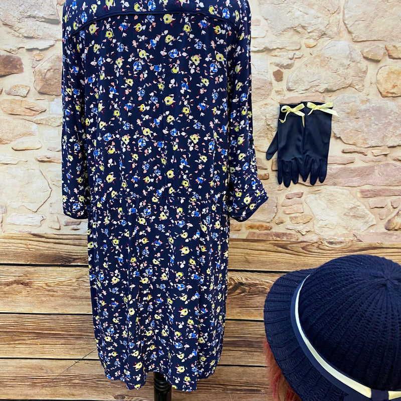 Dunkelblaues Vintage Tageskleid im 20er Jahre Stil mit Hut, Handschuhen und hellem Spitzenschal, Ansicht 2