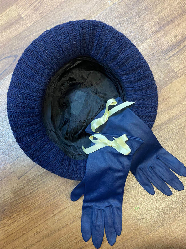 Dunkelblaues Vintage Tageskleid im 20er Jahre Stil mit Hut, Handschuhen und hellem Spitzenschal, Ansicht 3