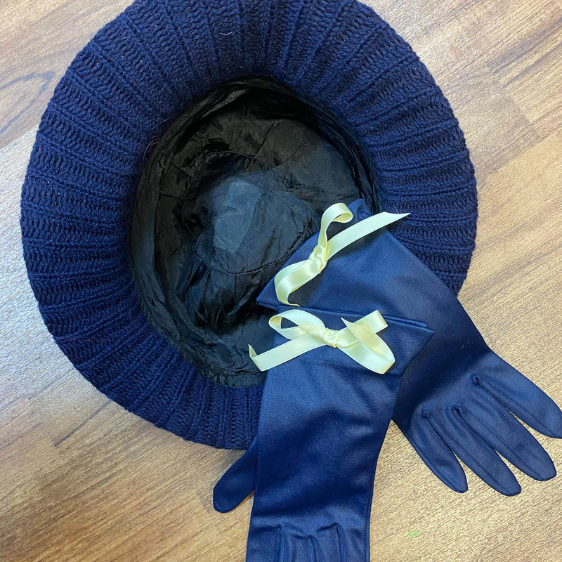 Dunkelblaues Vintage Tageskleid im 20er Jahre Stil mit Hut, Handschuhen und hellem Spitzenschal, Ansicht 3