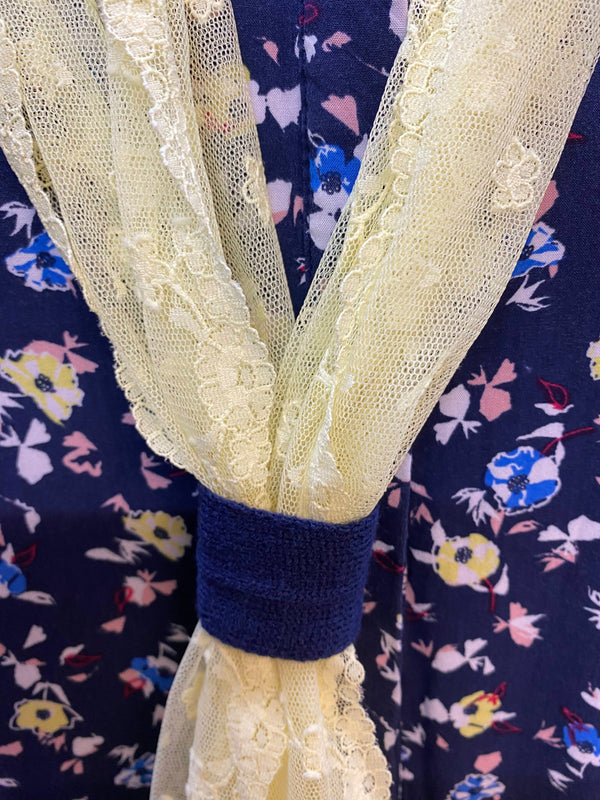 Dunkelblaues Vintage Tageskleid im 20er Jahre Stil mit Hut, Handschuhen und hellem Spitzenschal, Ansicht 4