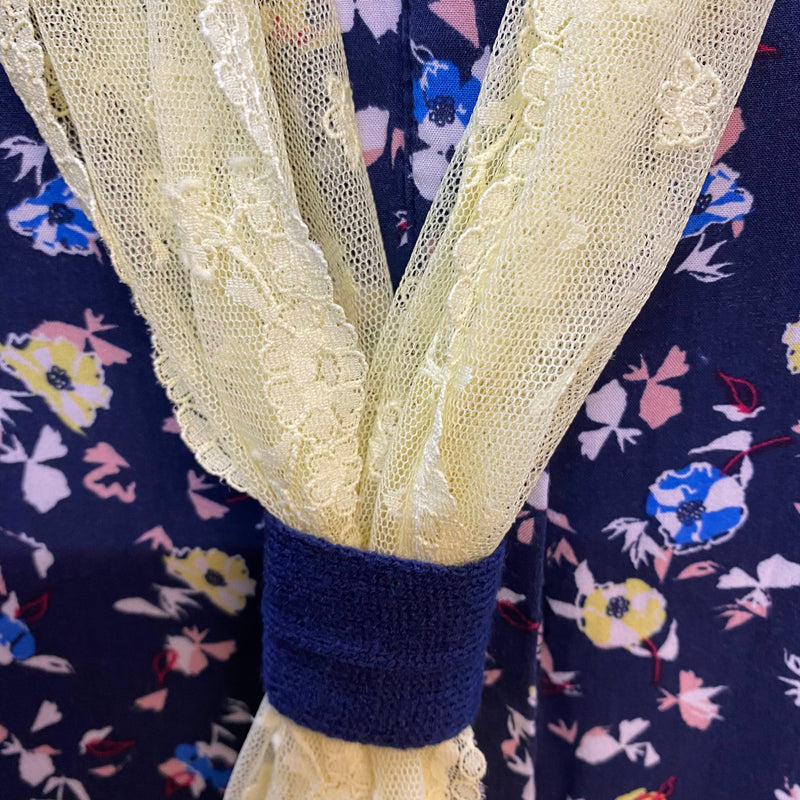 Dunkelblaues Vintage Tageskleid im 20er Jahre Stil mit Hut, Handschuhen und hellem Spitzenschal, Ansicht 4
