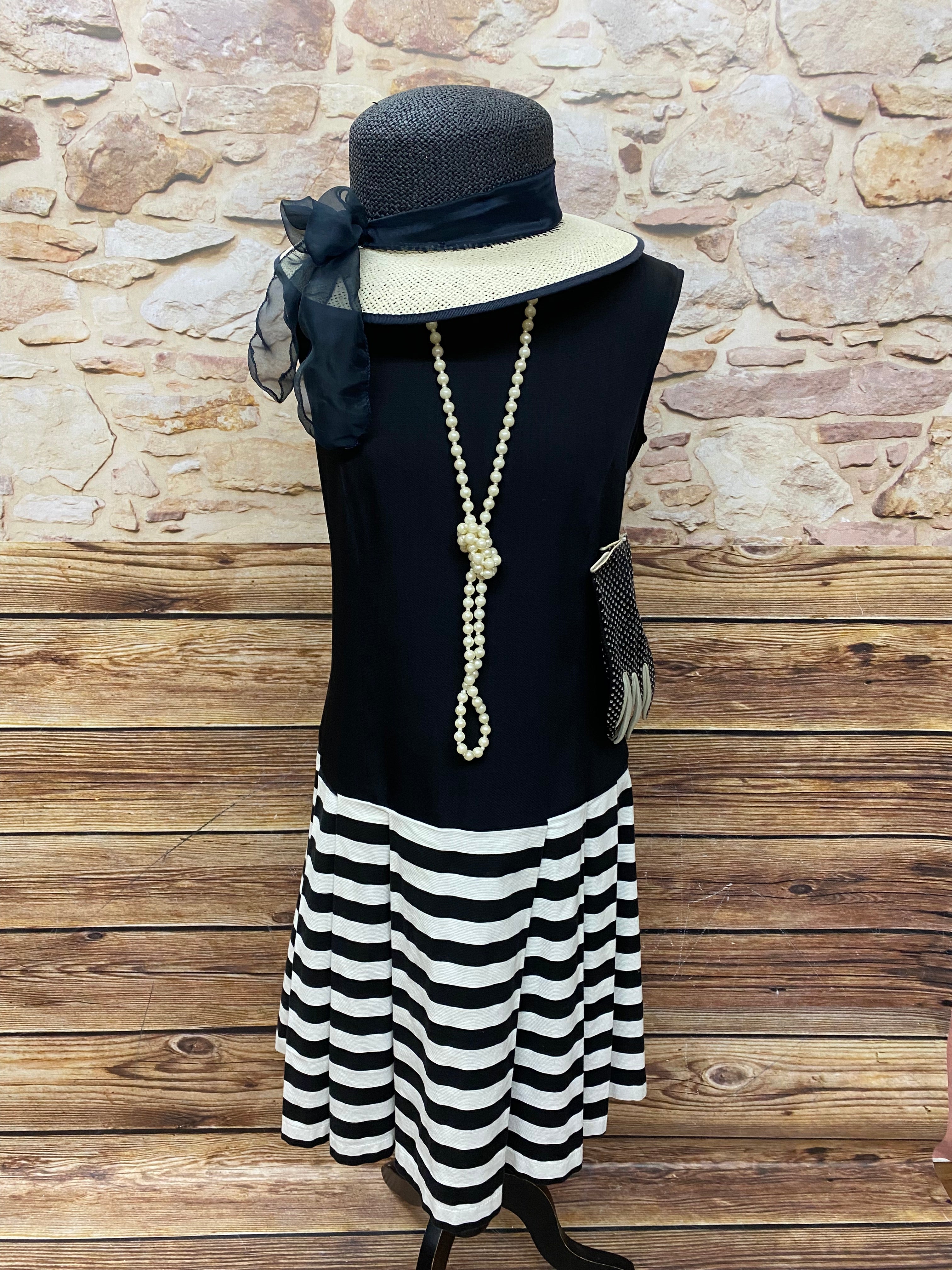Hochwertiges Kleid im 20er Jahre Stil, Hut, Handschuhe und Perlenkette Gr.40