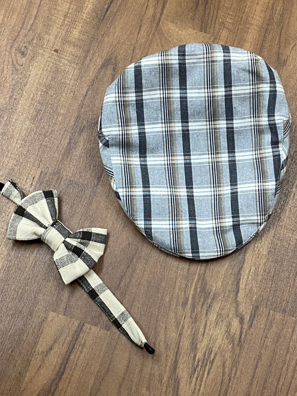 Schiebermütze und passende Fliege im Karomuster – Accessoires zum 20er-Jahre Anzug