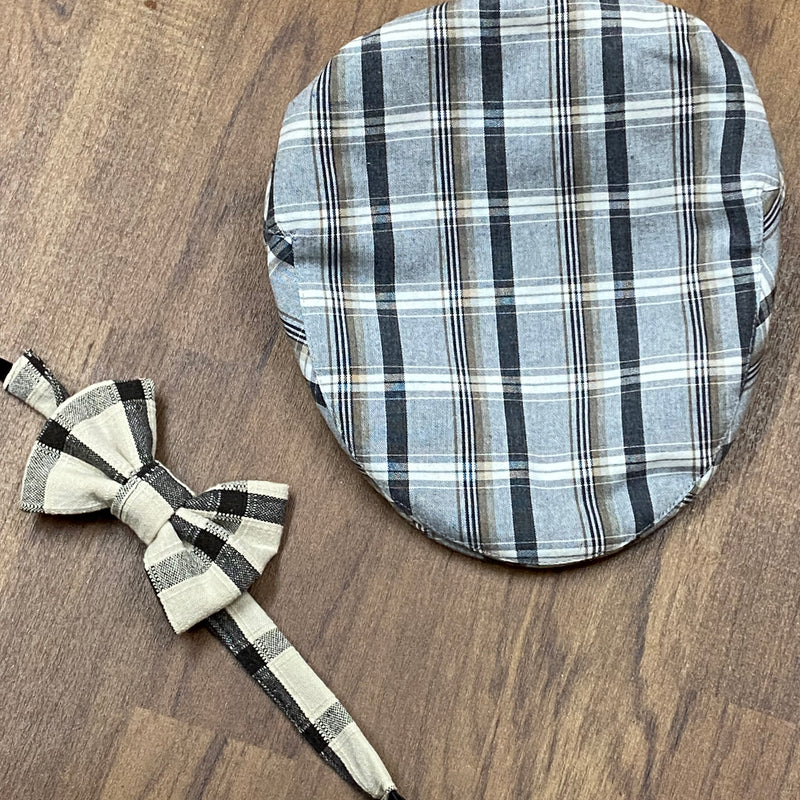 Schiebermütze und passende Fliege im Karomuster – Accessoires zum 20er-Jahre Anzug