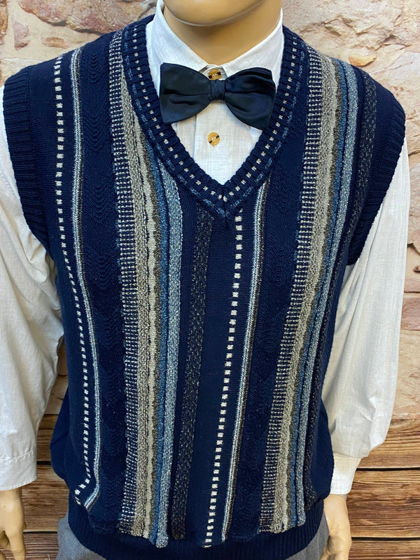 Vintage Herren-Outfit im 20er Jahre Stil mit grauer Knickerbocker Hose, Hemd, Pullunder, Fliege und Schiebermütze, Ansicht 1