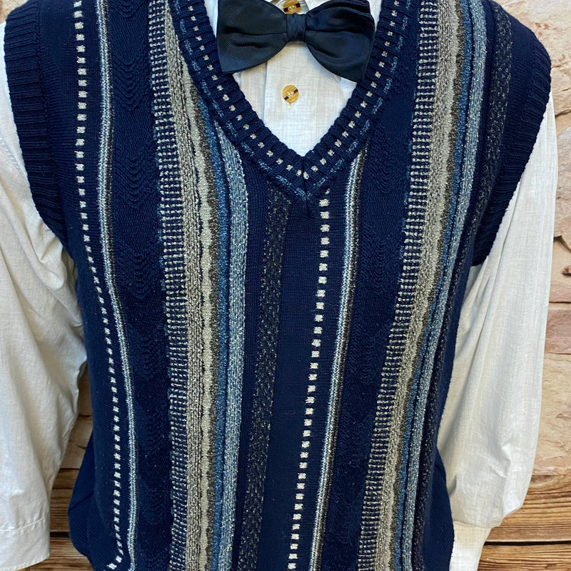 Vintage Herren-Outfit im 20er Jahre Stil mit grauer Knickerbocker Hose, Hemd, Pullunder, Fliege und Schiebermütze, Ansicht 1