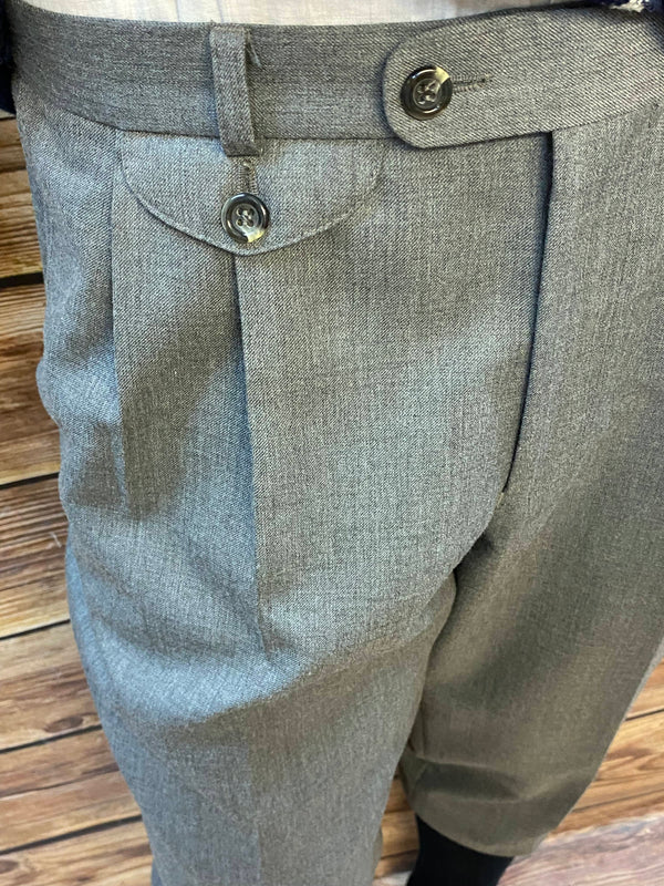 Vintage Herren-Outfit im 20er Jahre Stil mit grauer Knickerbocker Hose, Hemd, Pullunder, Fliege und Schiebermütze, Ansicht 2