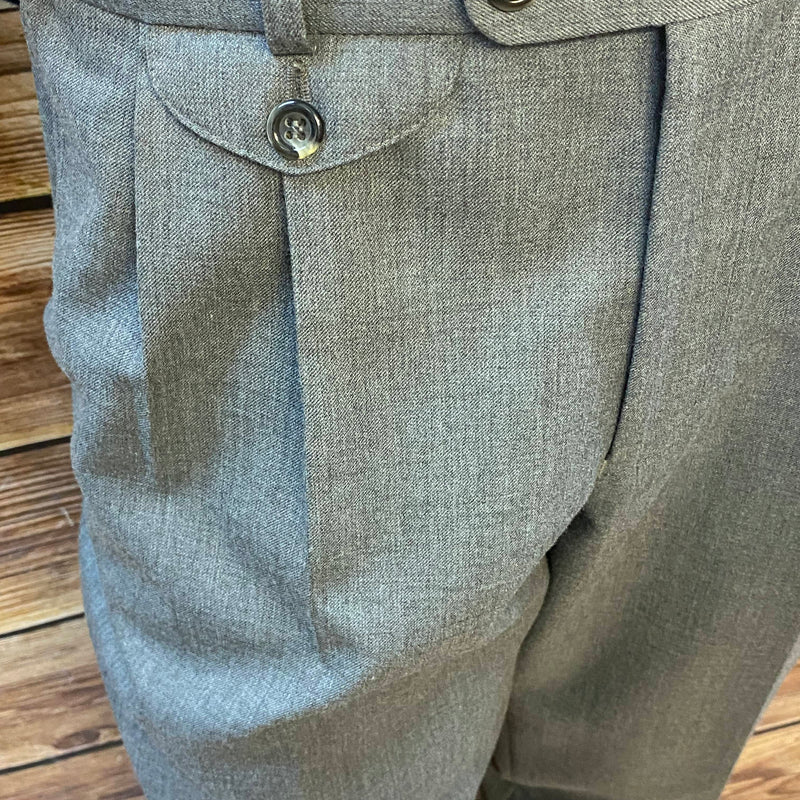 Vintage Herren-Outfit im 20er Jahre Stil mit grauer Knickerbocker Hose, Hemd, Pullunder, Fliege und Schiebermütze, Ansicht 2