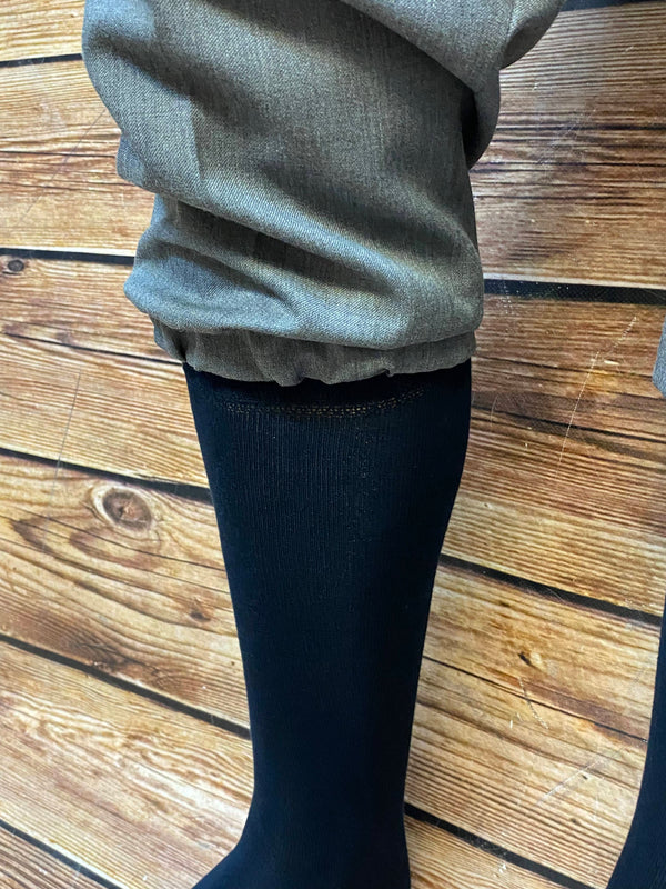 Vintage Herren-Outfit im 20er Jahre Stil mit grauer Knickerbocker Hose, Hemd, Pullunder, Fliege und Schiebermütze, Ansicht 3