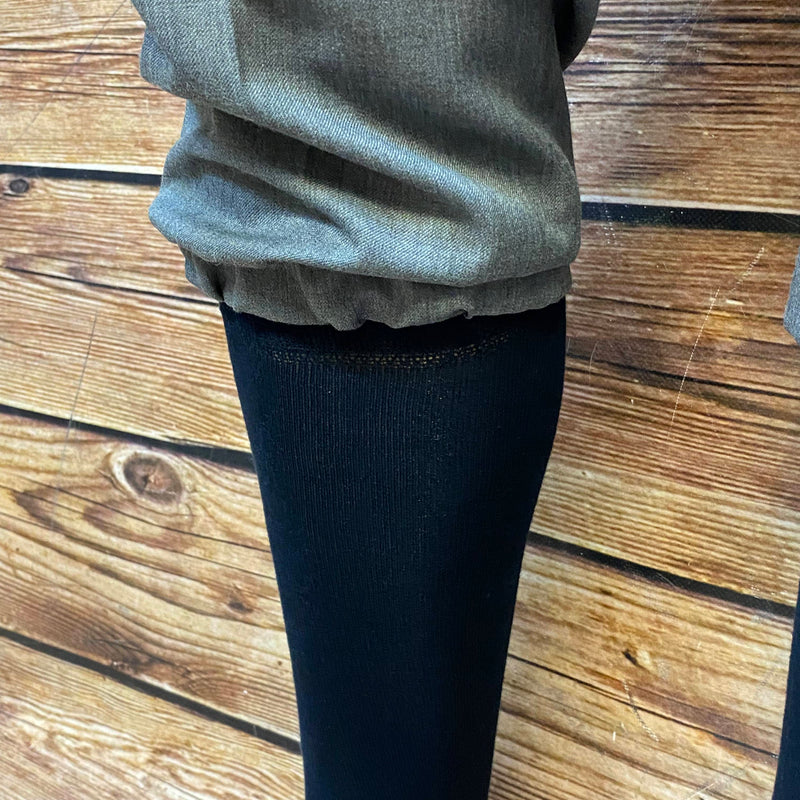 Vintage Herren-Outfit im 20er Jahre Stil mit grauer Knickerbocker Hose, Hemd, Pullunder, Fliege und Schiebermütze, Ansicht 3