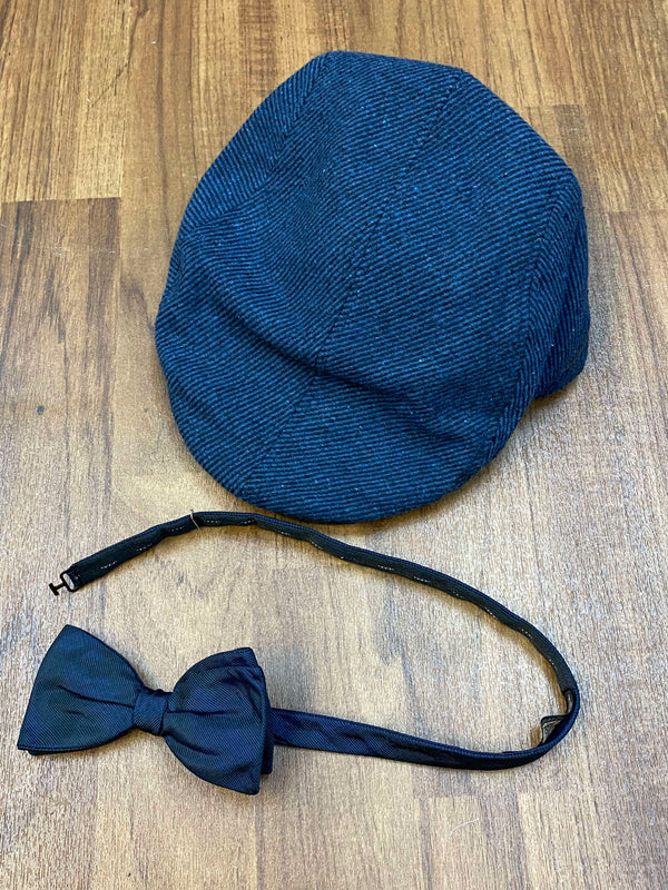 Vintage Herren-Outfit im 20er Jahre Stil mit grauer Knickerbocker Hose, Hemd, Pullunder, Fliege und Schiebermütze, Ansicht 4