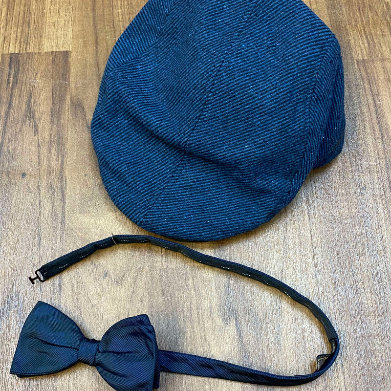 Vintage Herren-Outfit im 20er Jahre Stil mit grauer Knickerbocker Hose, Hemd, Pullunder, Fliege und Schiebermütze, Ansicht 4