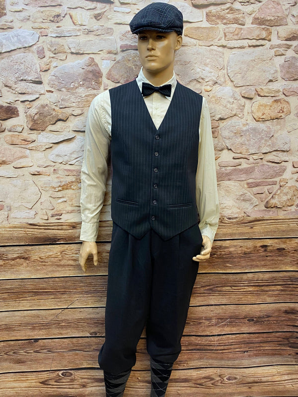20er Jahre Herren Knickerbocker Outfit mit Nadelstreifenweste und Schiebermütze