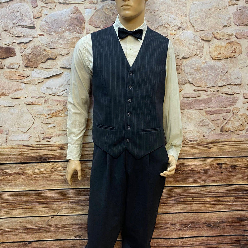 20er Jahre Herren Knickerbocker Outfit mit Nadelstreifenweste und Schiebermütze