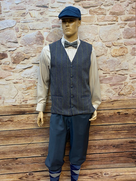20er Jahre Herren Knickerbocker Outfit mit gestreifter Weste und Schiebermütze