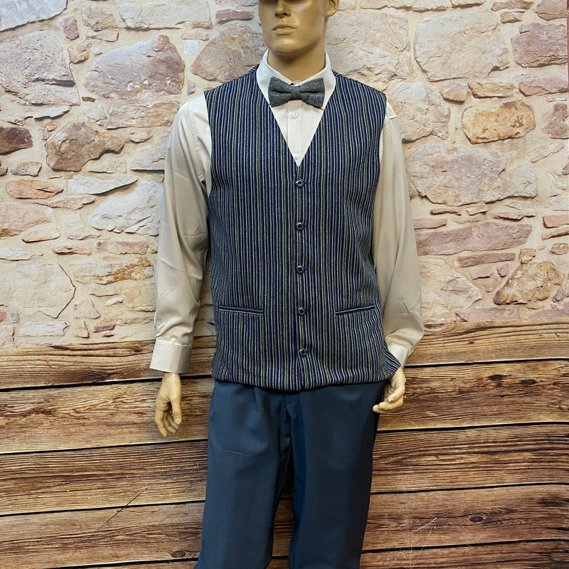 20er Jahre Herren Knickerbocker Outfit mit gestreifter Weste und Schiebermütze