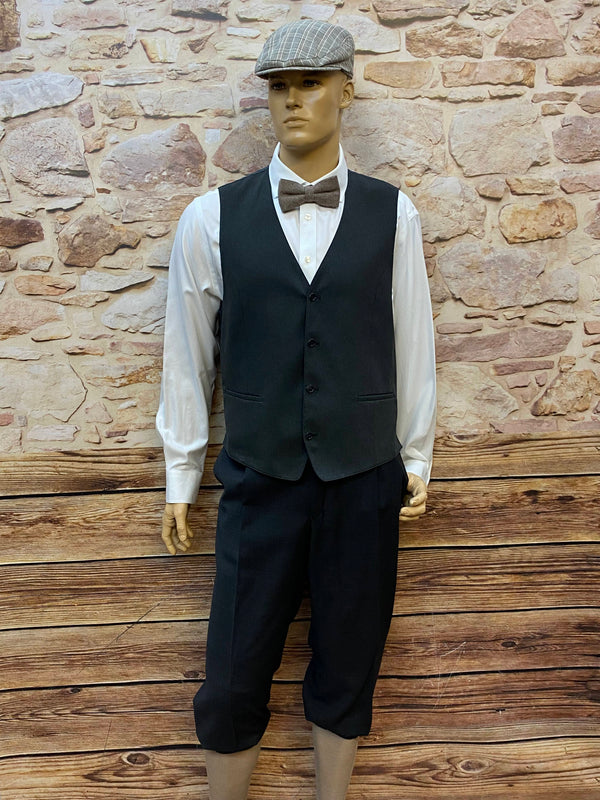 20er Jahre Knickerbocker Outfit Herren Gr. 56 dunkelgrau mit Weste weißem Hemd Fliege und karierter Schiebermütze