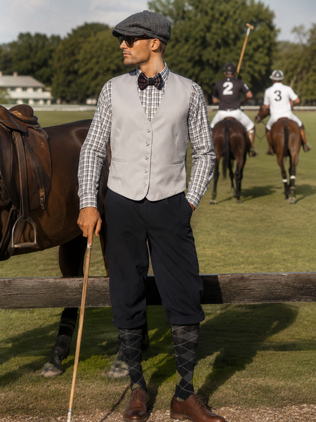 „20er-Jahre Knickerbocker Outfit Herren mit Weste, Hemd, Fliege und Schiebermütze beim Polo“